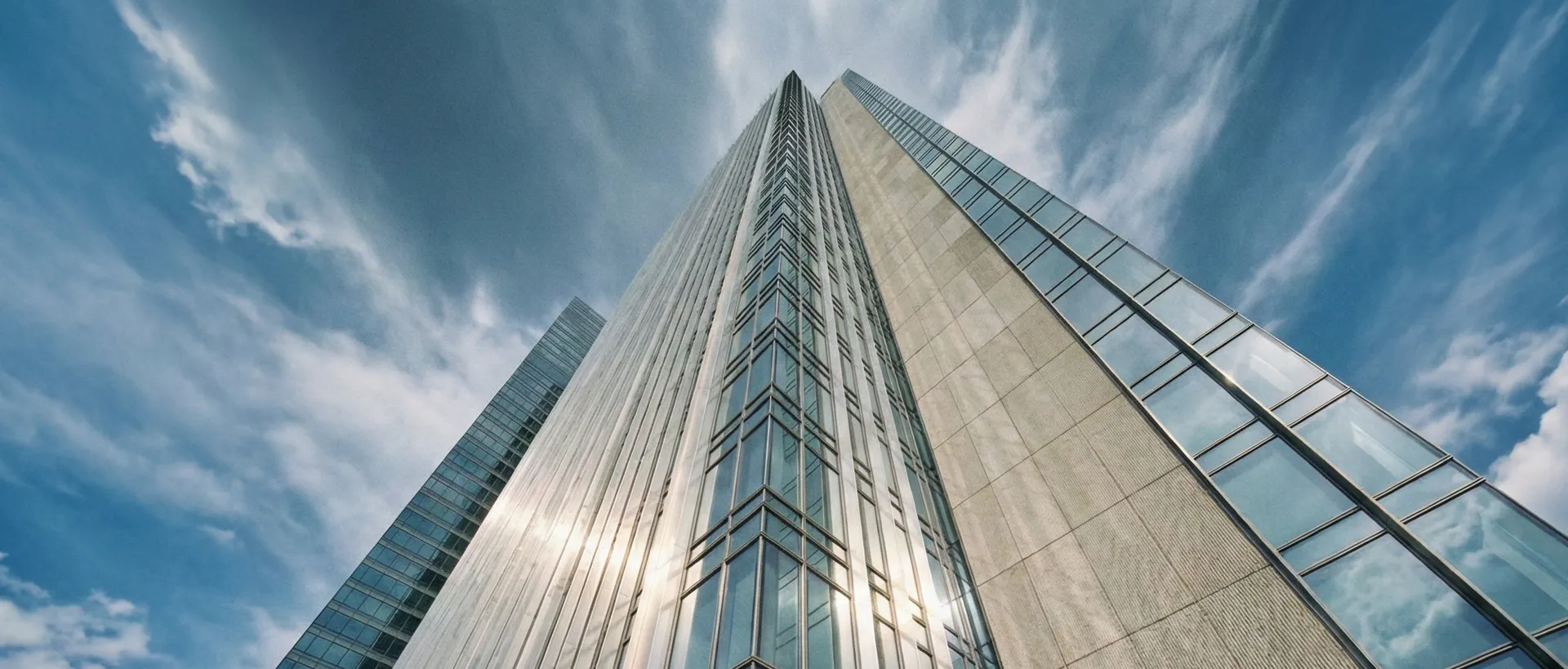 Hochhaus mit Glasfassade — Claid Inso Insolvenzautomatisierung